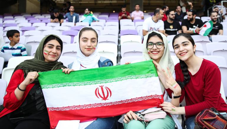 صور... المرأة الإيرانية تسرق الأضواء في كأس آسيا