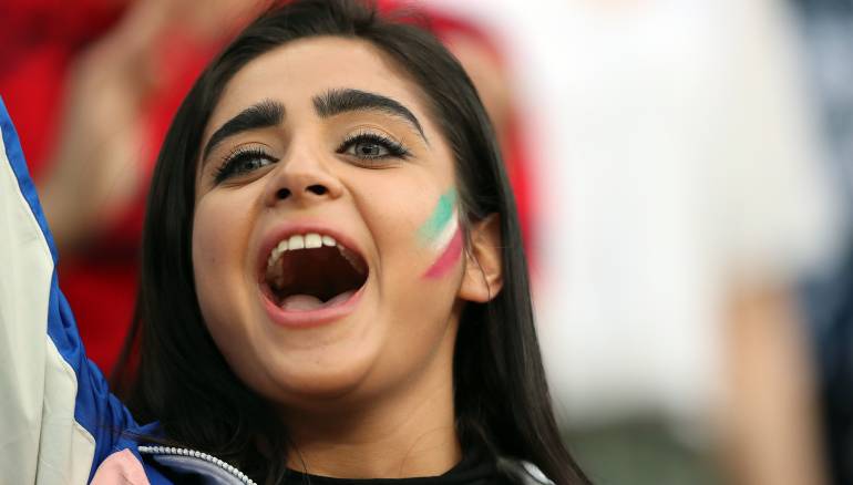 صور... المرأة الإيرانية تسرق الأضواء في كأس آسيا