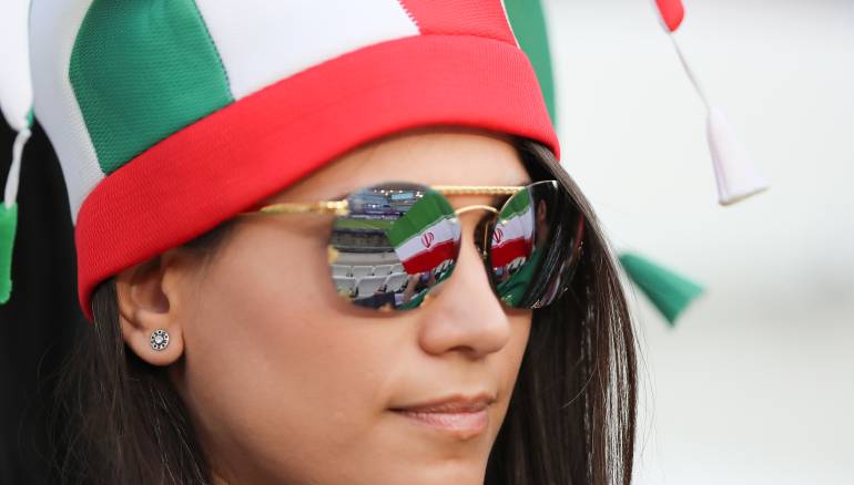 صور... المرأة الإيرانية تسرق الأضواء في كأس آسيا