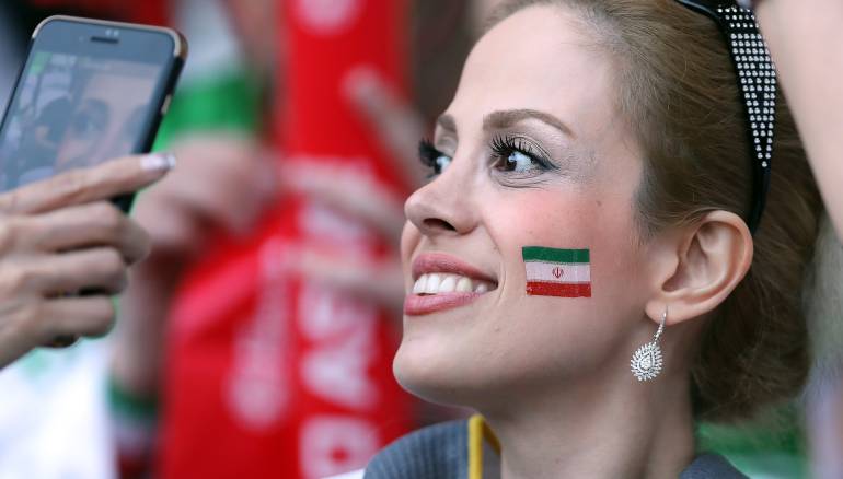 صور... المرأة الإيرانية تسرق الأضواء في كأس آسيا