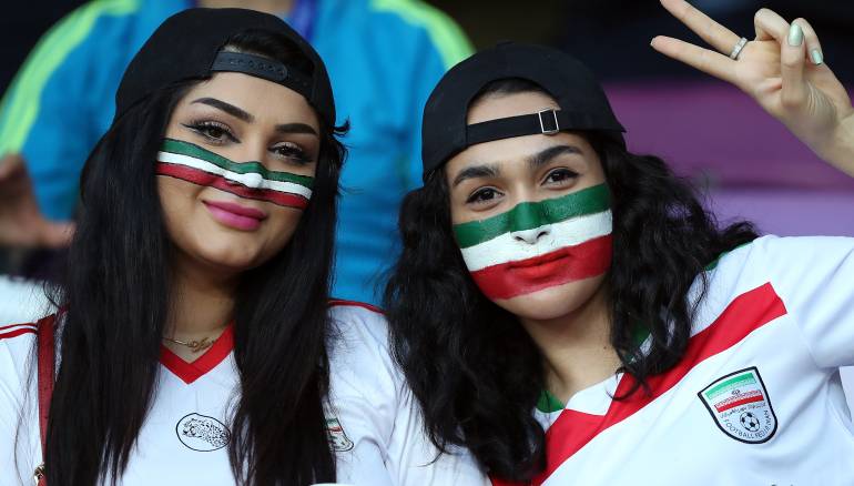 صور... المرأة الإيرانية تسرق الأضواء في كأس آسيا