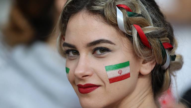 صور... المرأة الإيرانية تسرق الأضواء في كأس آسيا