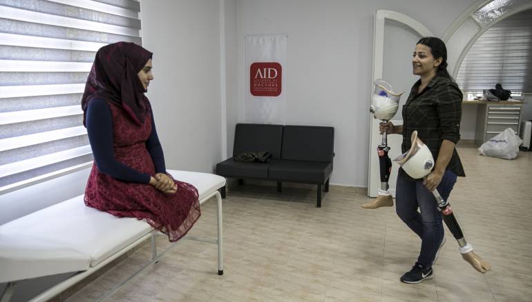صور... فقدت قدميها لكن زوجها ساندها حتى النهاية