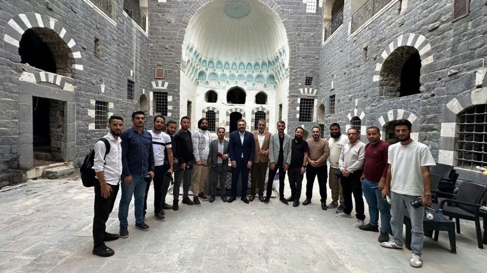 وزير الثقافة يهرع إلى حمص لزيارة قصر الزهراوي برفقة 15 إعلامياً وناشطاً ومؤثراً