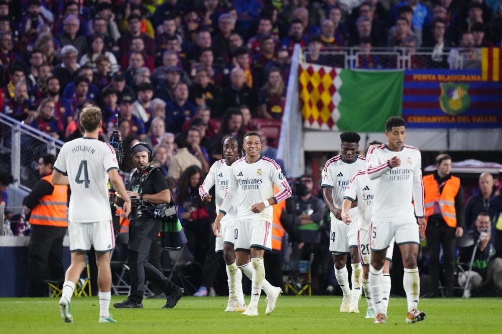ريال مدريد يهزم برشلونة ويشعل صراع صدارة الدوري الإسباني