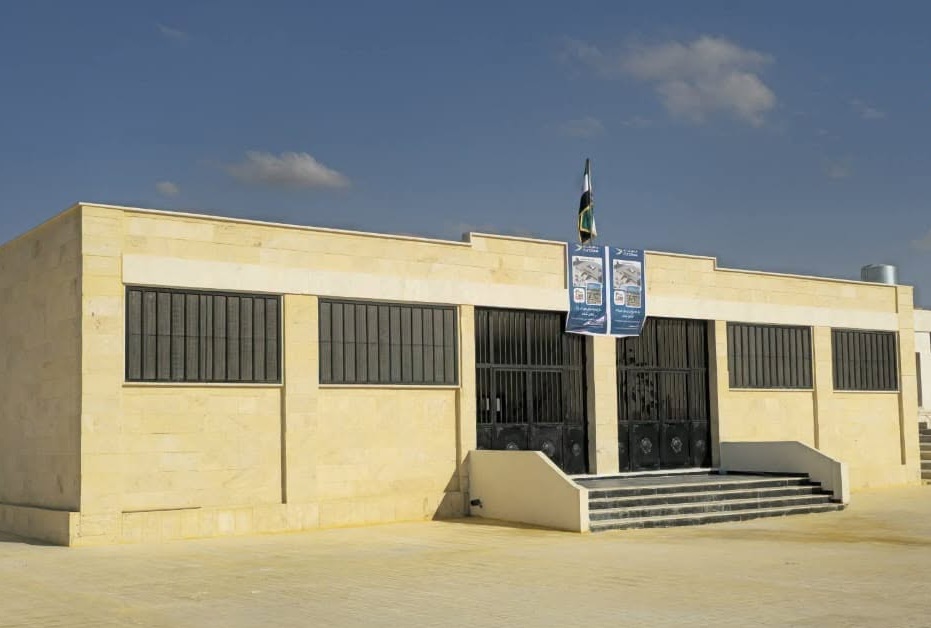 من بين الركام إلى مقاعد العلم.. فلاي شام تعيد بناء مدرسة القراصي بريف حلب وتفتح أبواب الأمل لأكثر من 380 طالباً وطالبة