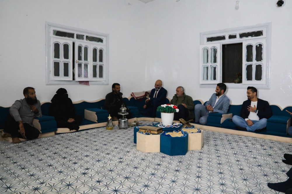 محافظ حمص ورئيس نادي الوحدة يزوران عائلة الشهيد عبد الباسط الساروت للاعتذار عن إساءات جماهيرية